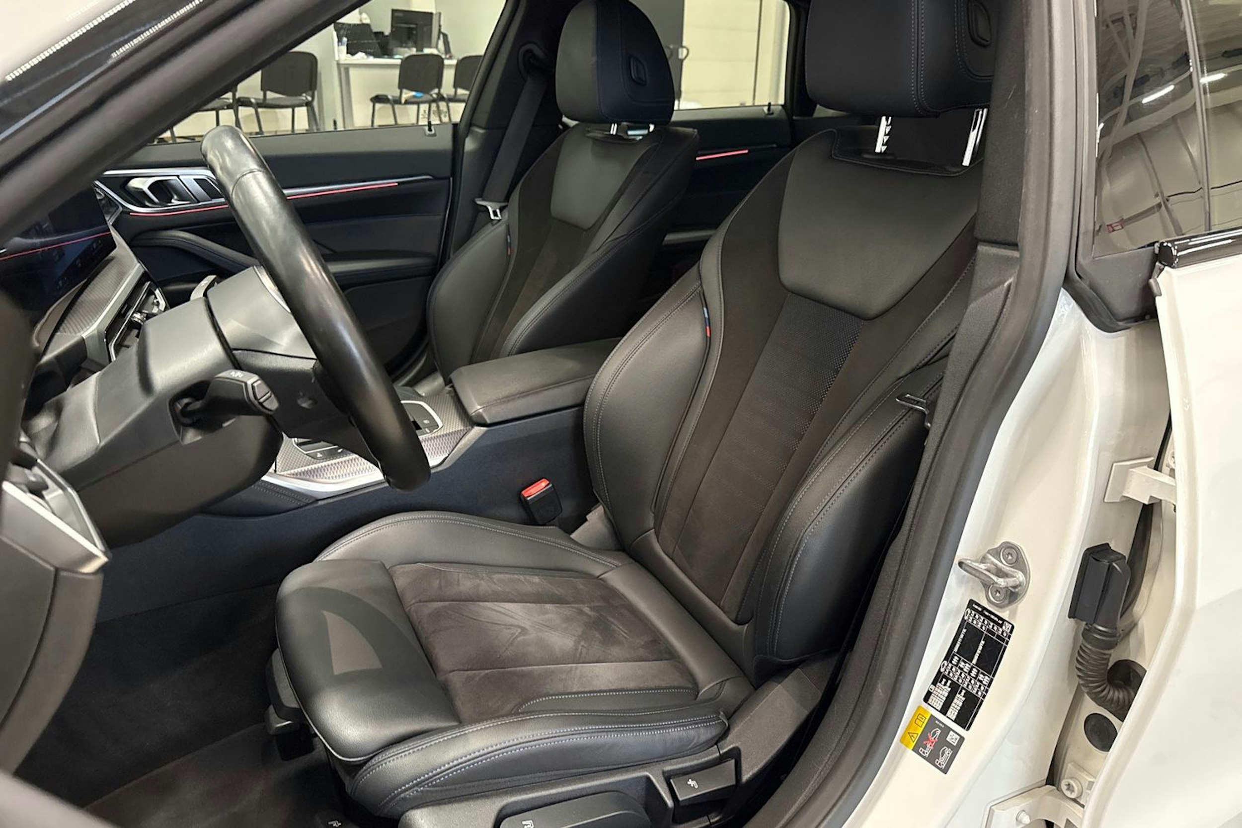 valkoinen BMW i4 2022 kuva 17.