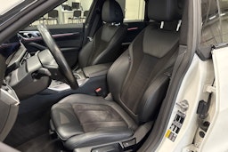 valkoinen BMW i4 2022 kuva 17.