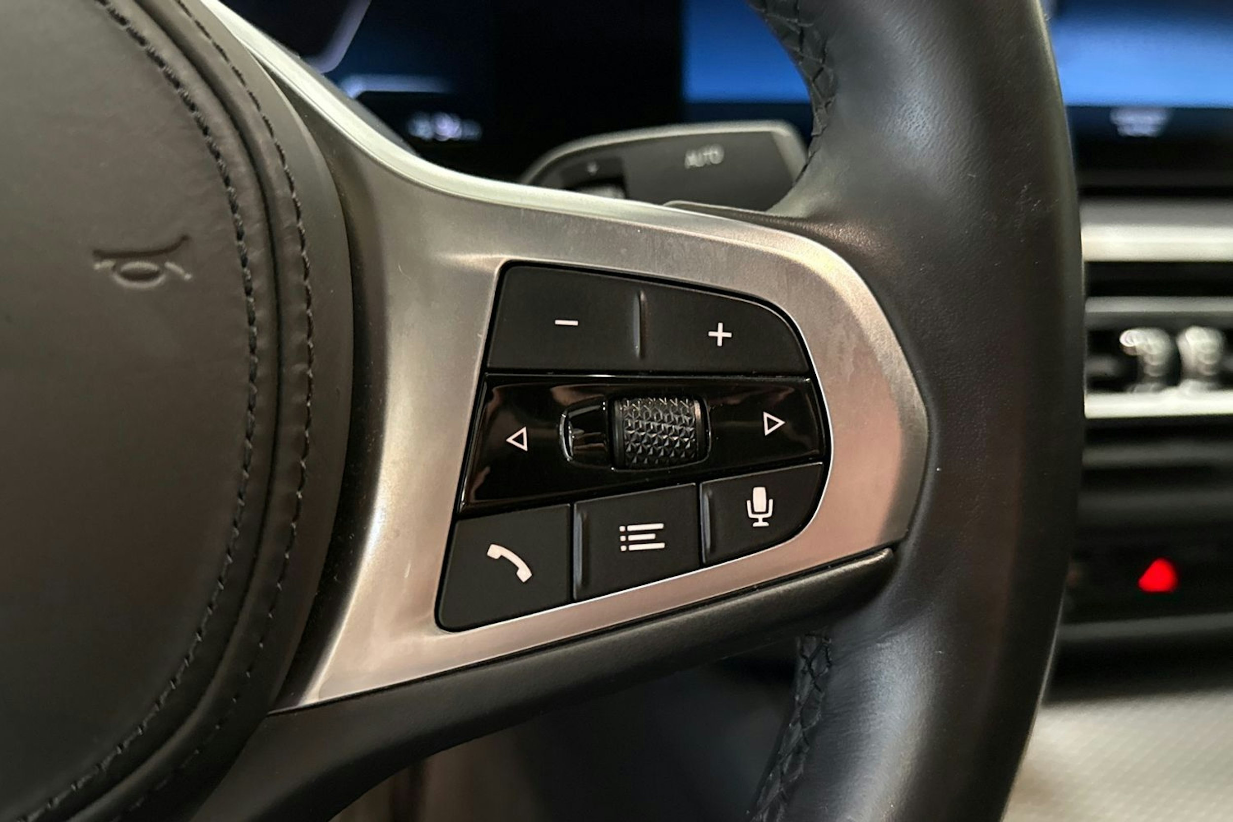 valkoinen BMW i4 2022 kuva 20.