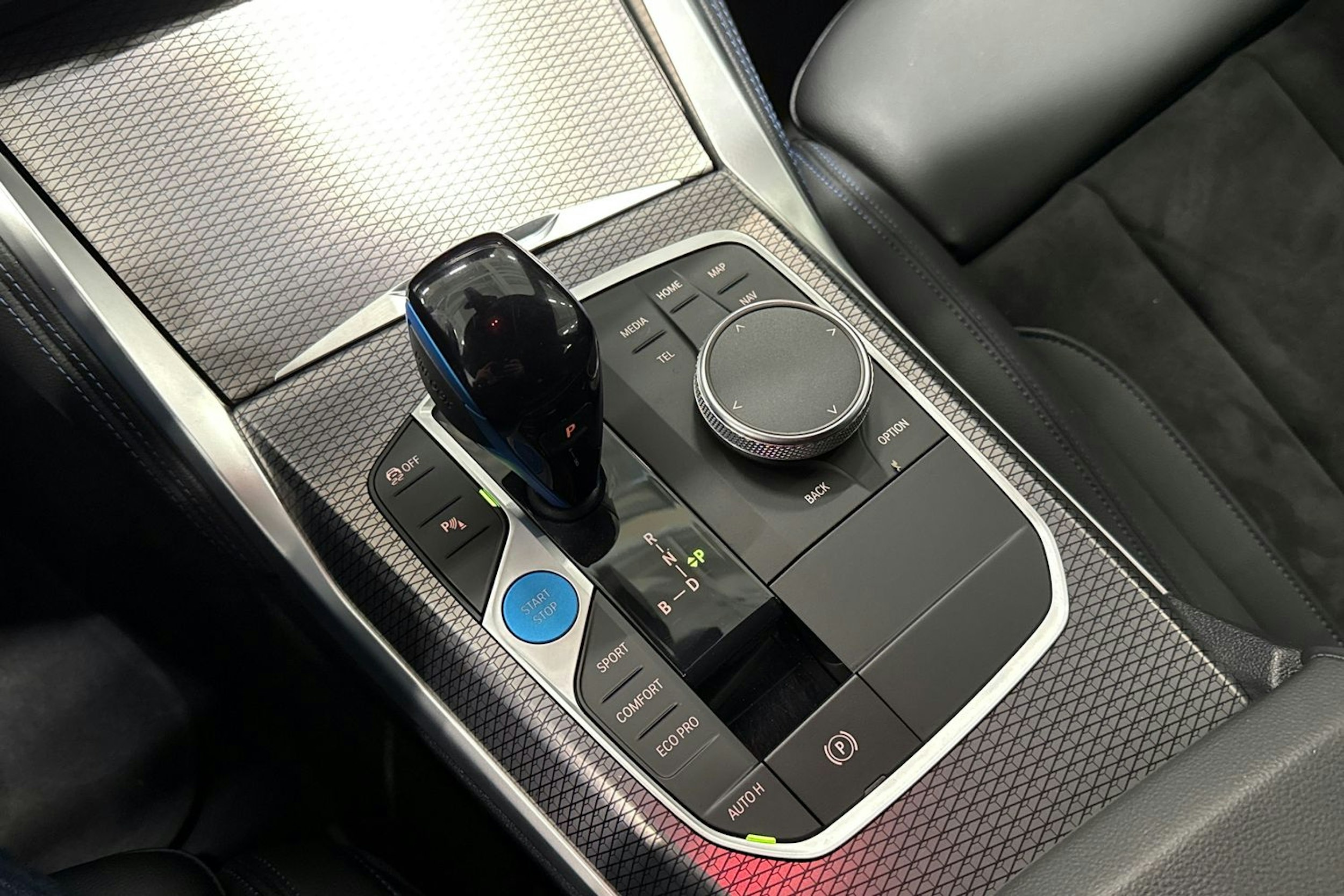 valkoinen BMW i4 2022 kuva 27.