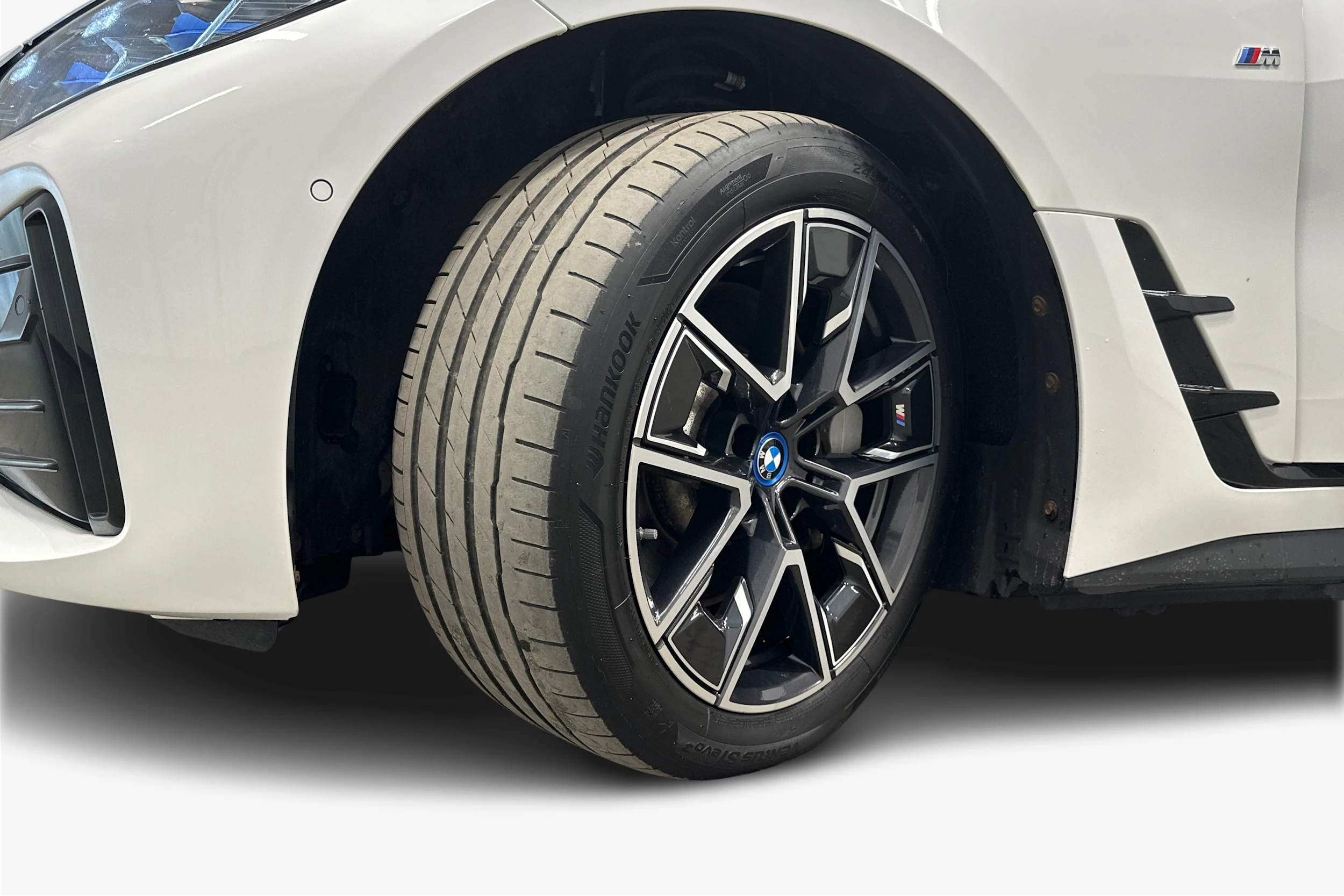 valkoinen BMW i4 2022 kuva 9.