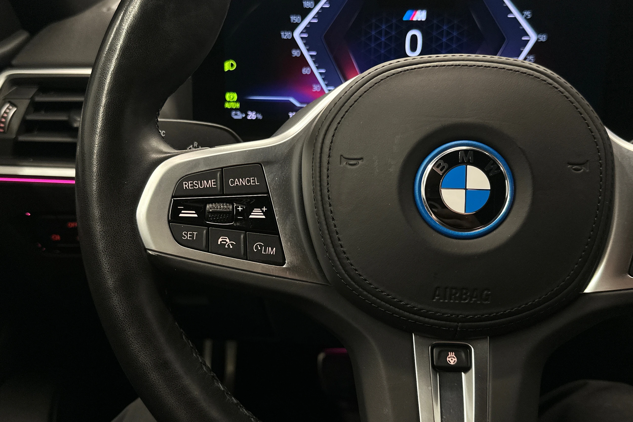 valkoinen BMW i4 2022 kuva 11.