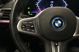 valkoinen BMW i4 2022 kuva 11.
