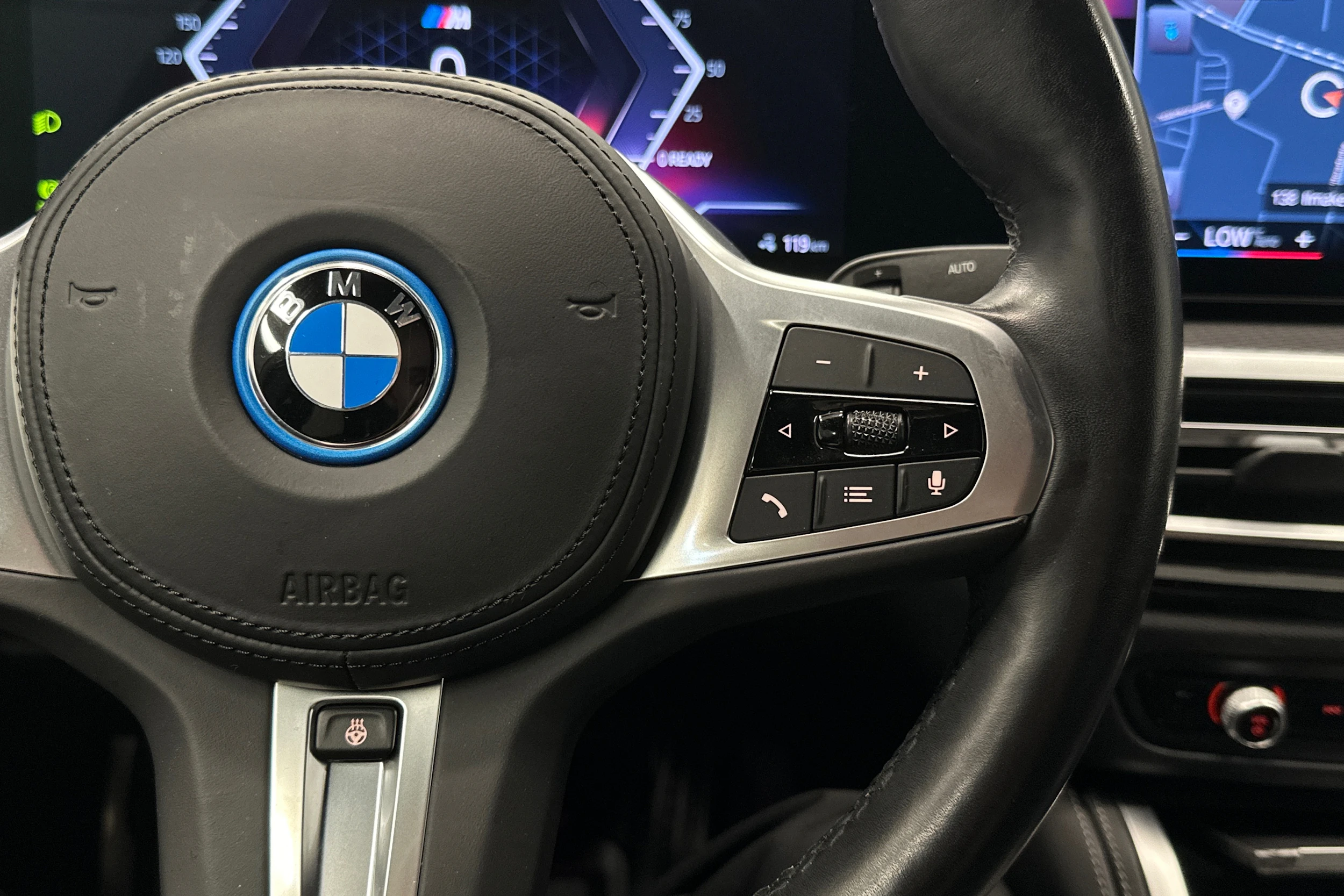 valkoinen BMW i4 2022 kuva 12.