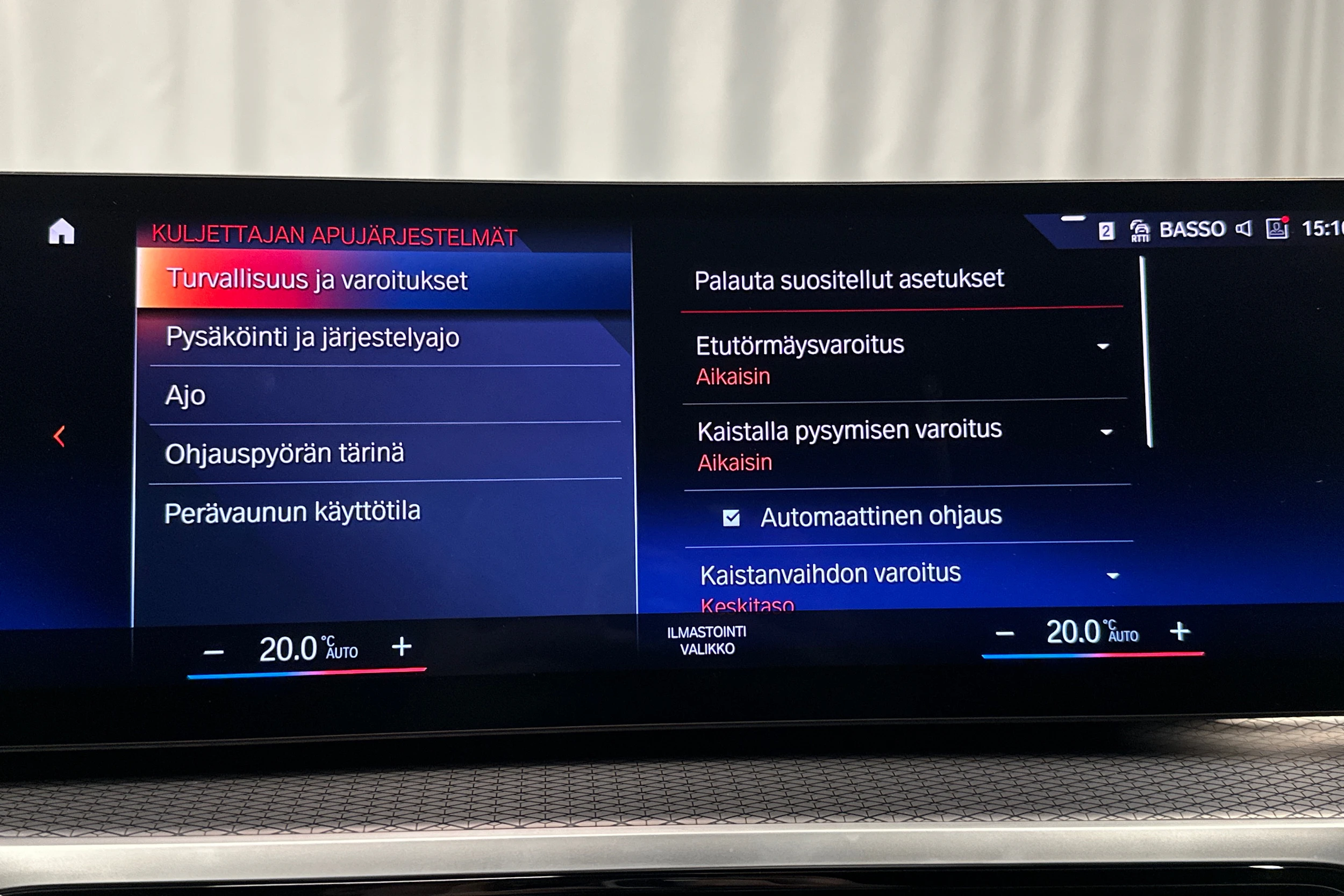 valkoinen BMW i4 2022 kuva 30.
