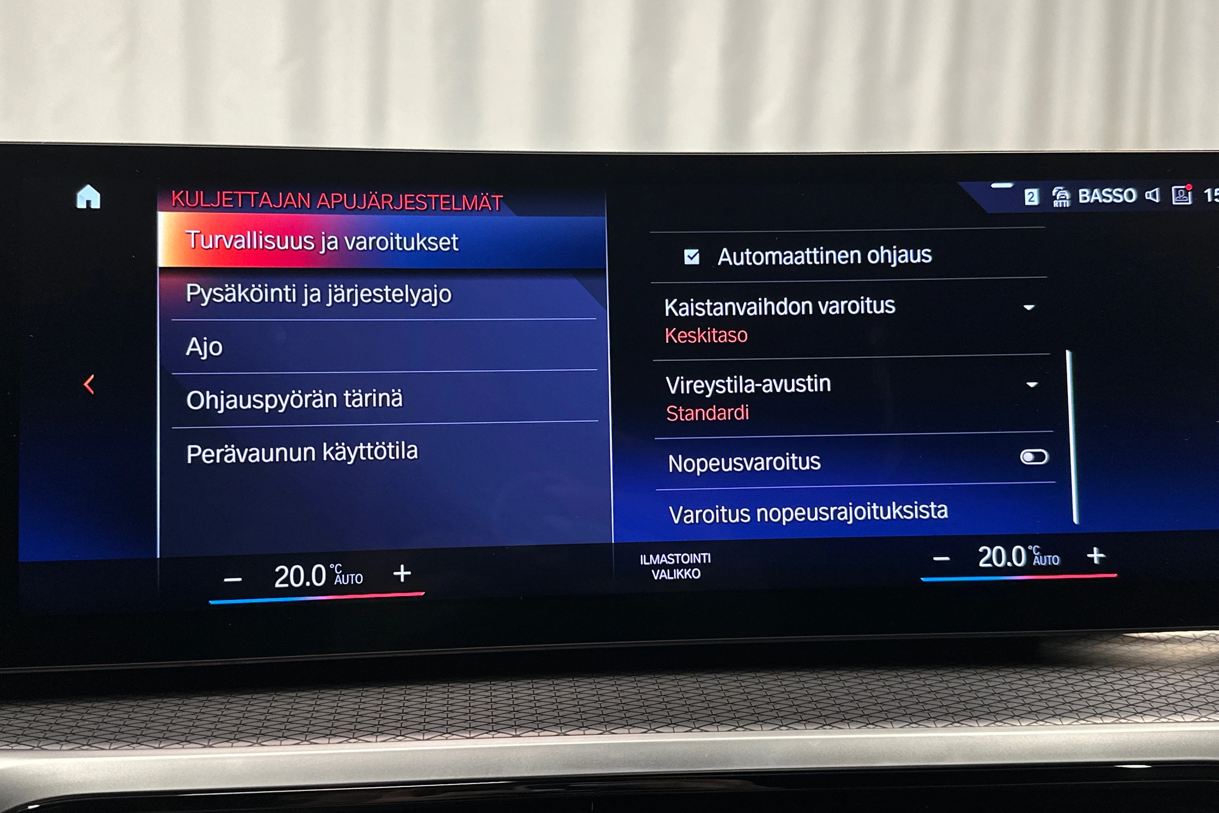 valkoinen BMW i4 2022 kuva 31.