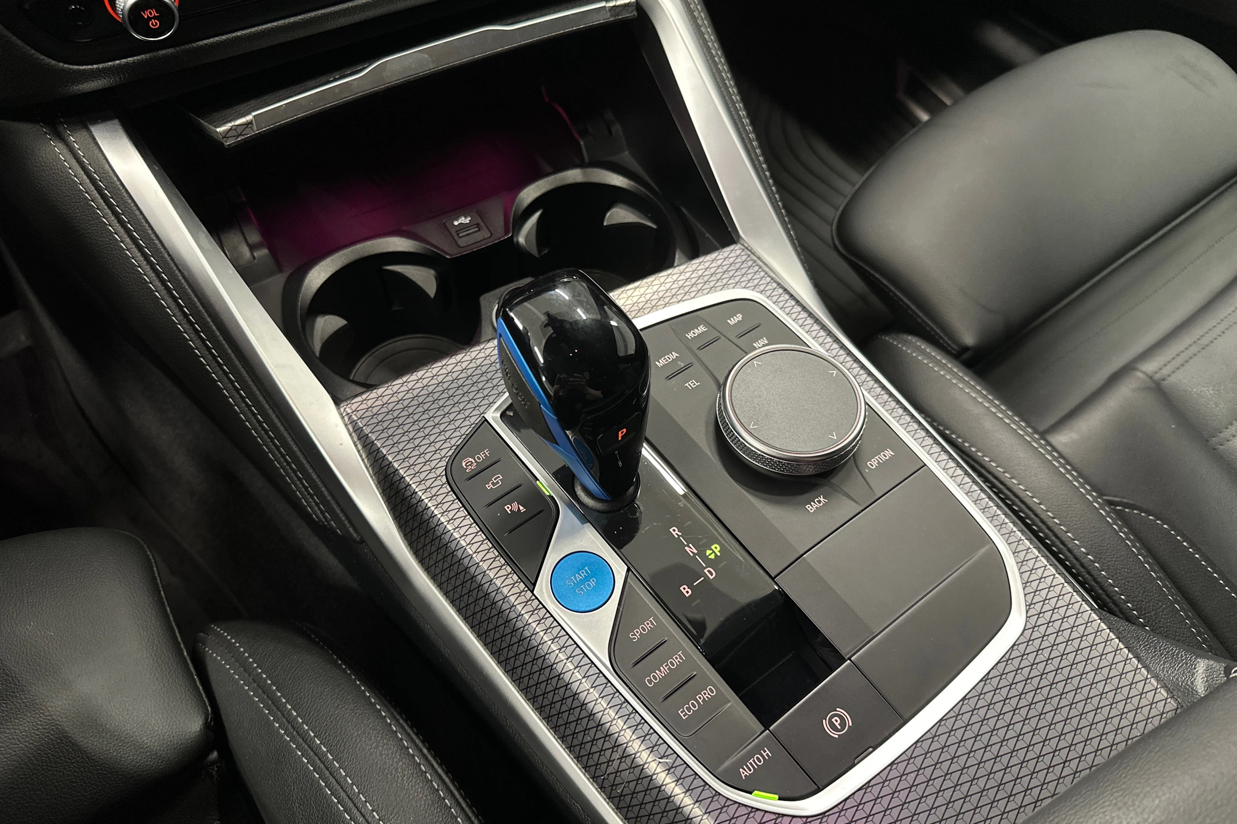 valkoinen BMW i4 2022 kuva 35.