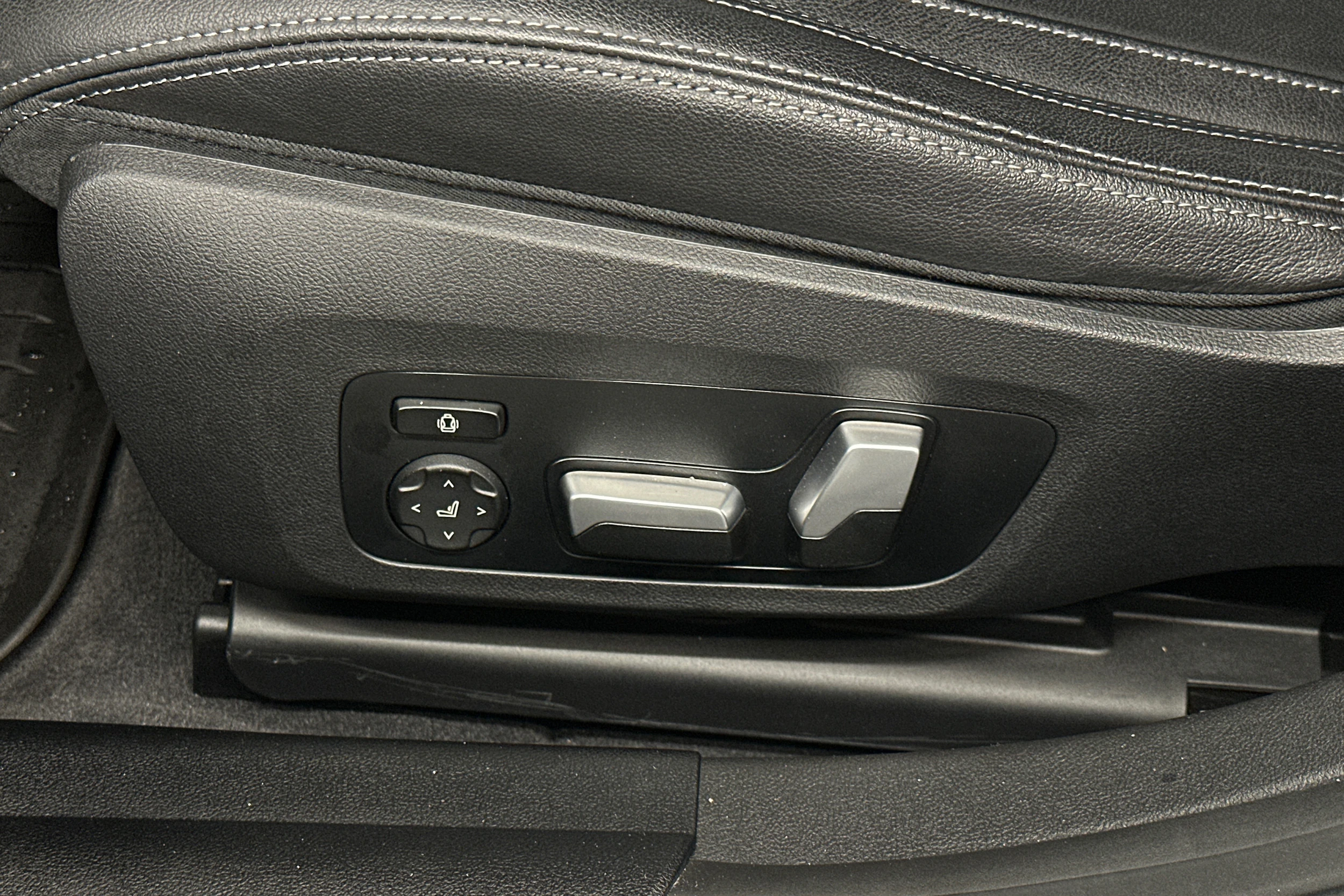 valkoinen BMW i4 2022 kuva 36.
