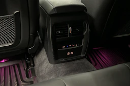 valkoinen BMW i4 2022 kuva 37.