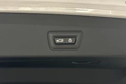valkoinen BMW i4 2022 kuva 40.