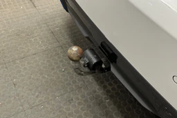 valkoinen BMW i4 2022 kuva 42.