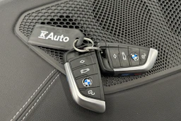 valkoinen BMW i4 2022 kuva 43.