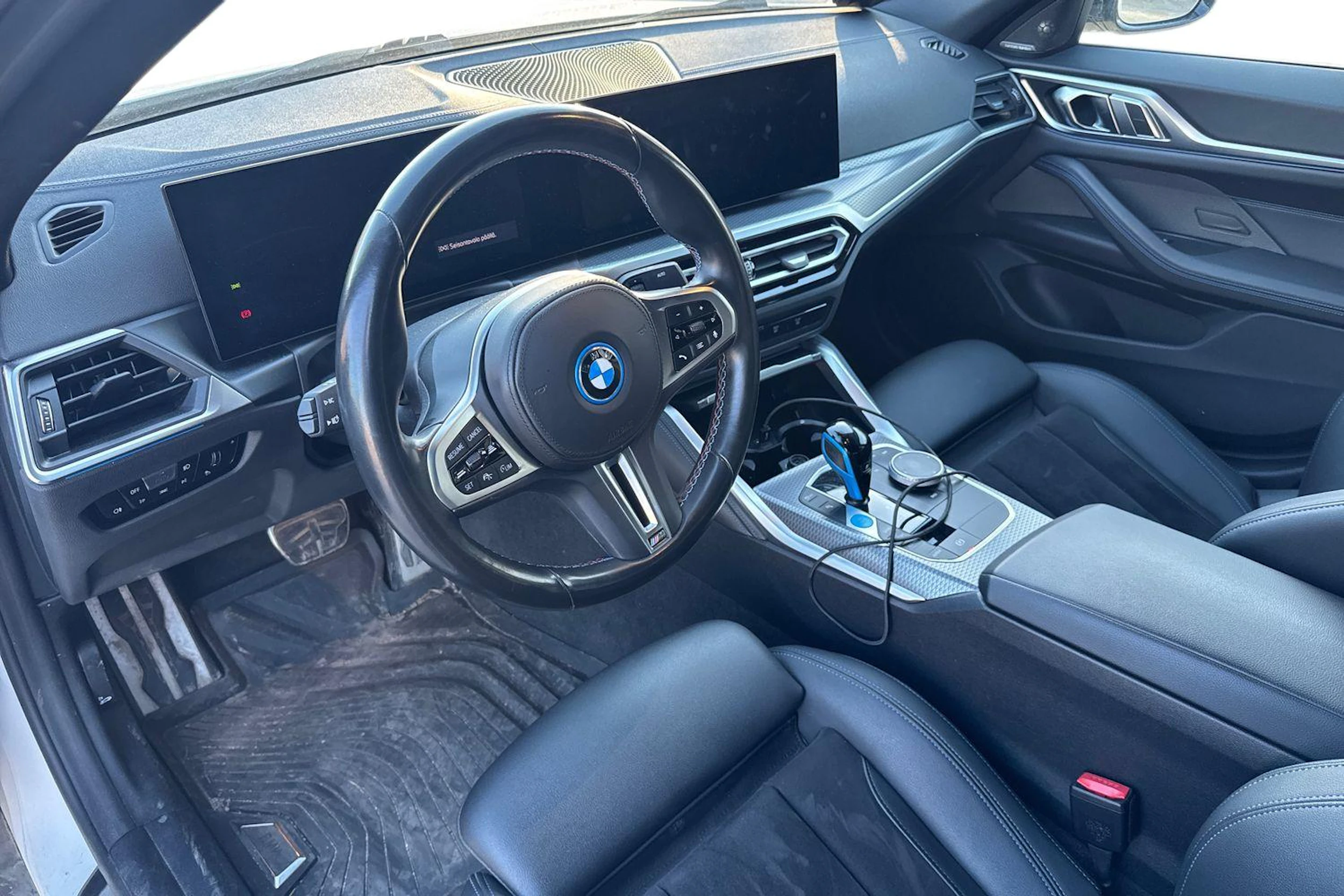 Valkoinen BMW i4 2022 kuva 3.