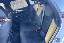 Valkoinen BMW i4 2022 kuva 5.