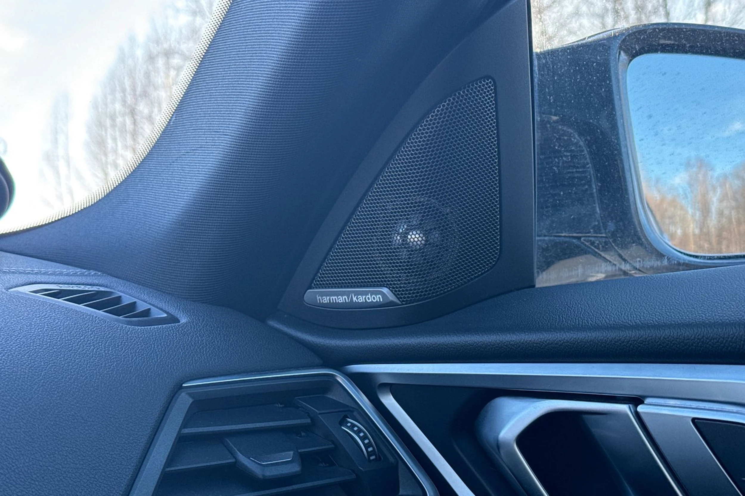 Valkoinen BMW i4 2022 kuva 6.