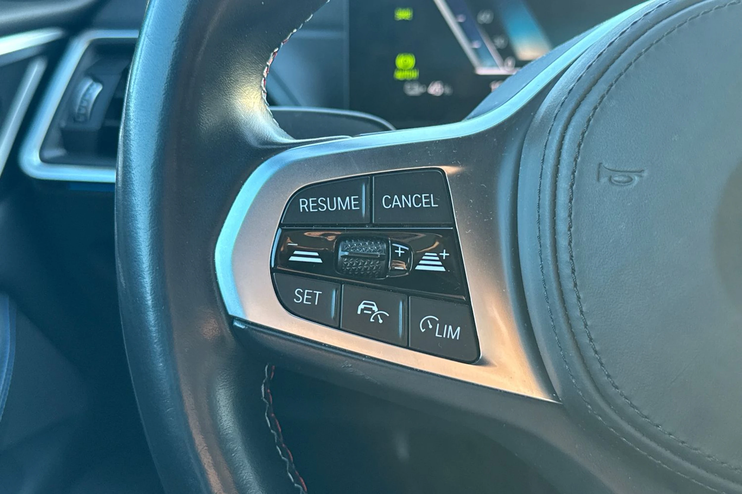 Valkoinen BMW i4 2022 kuva 7.