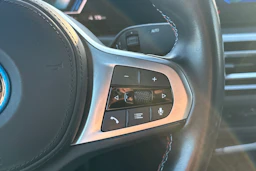 Valkoinen BMW i4 2022 kuva 8.