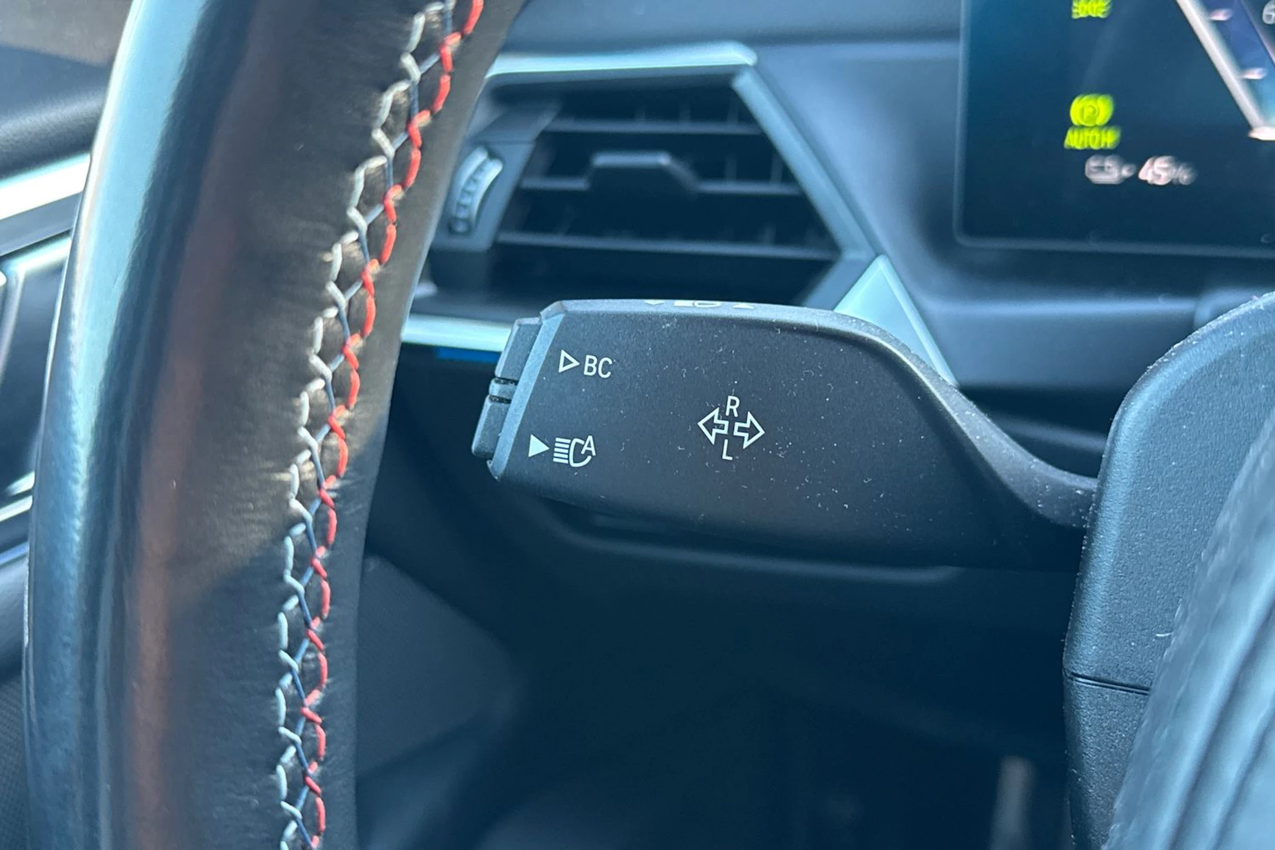 Valkoinen BMW i4 2022 kuva 9.