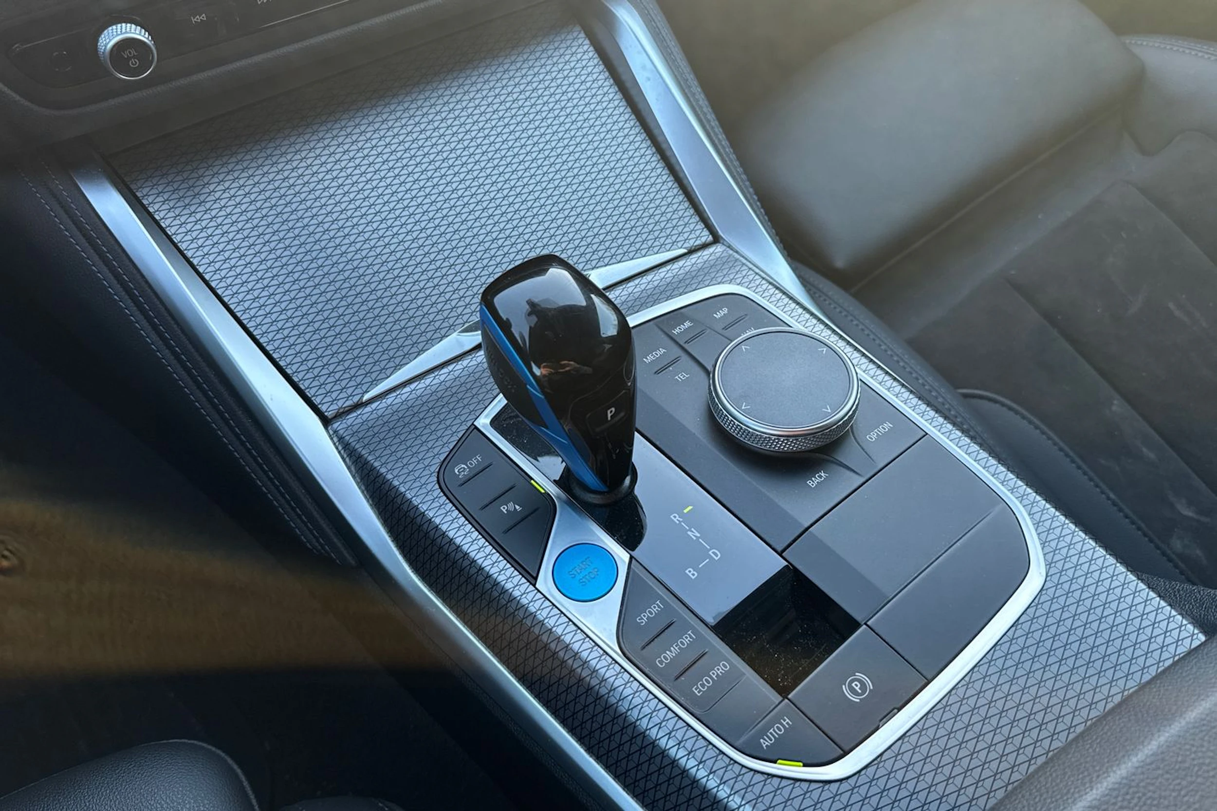 Valkoinen BMW i4 2022 kuva 13.