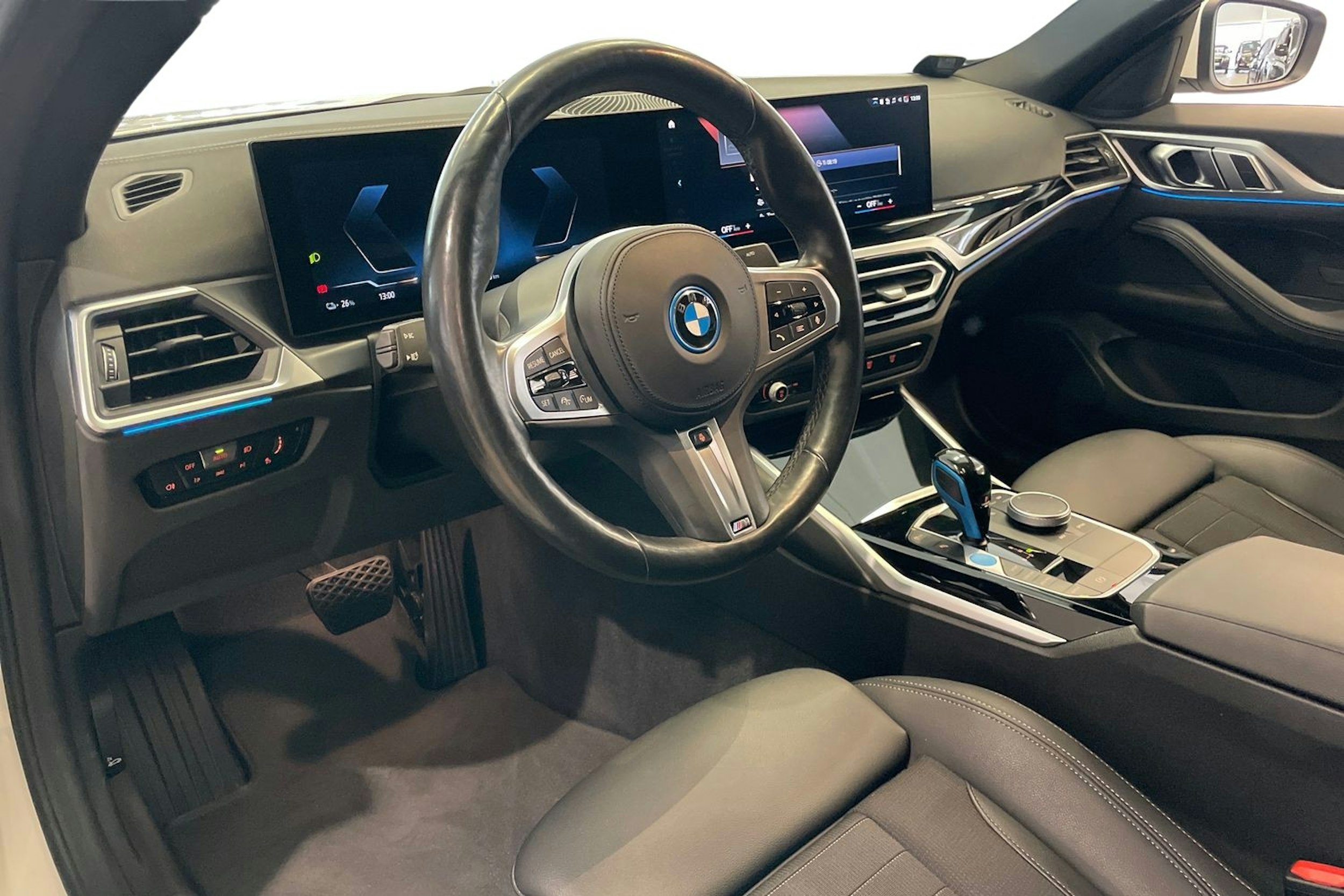 Valkoinen BMW i4 2022 kuva 7.