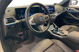 Valkoinen BMW i4 2022 kuva 7.