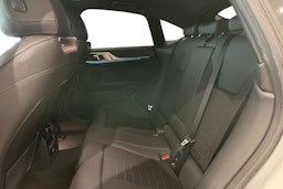 Valkoinen BMW i4 2022 kuva 10.