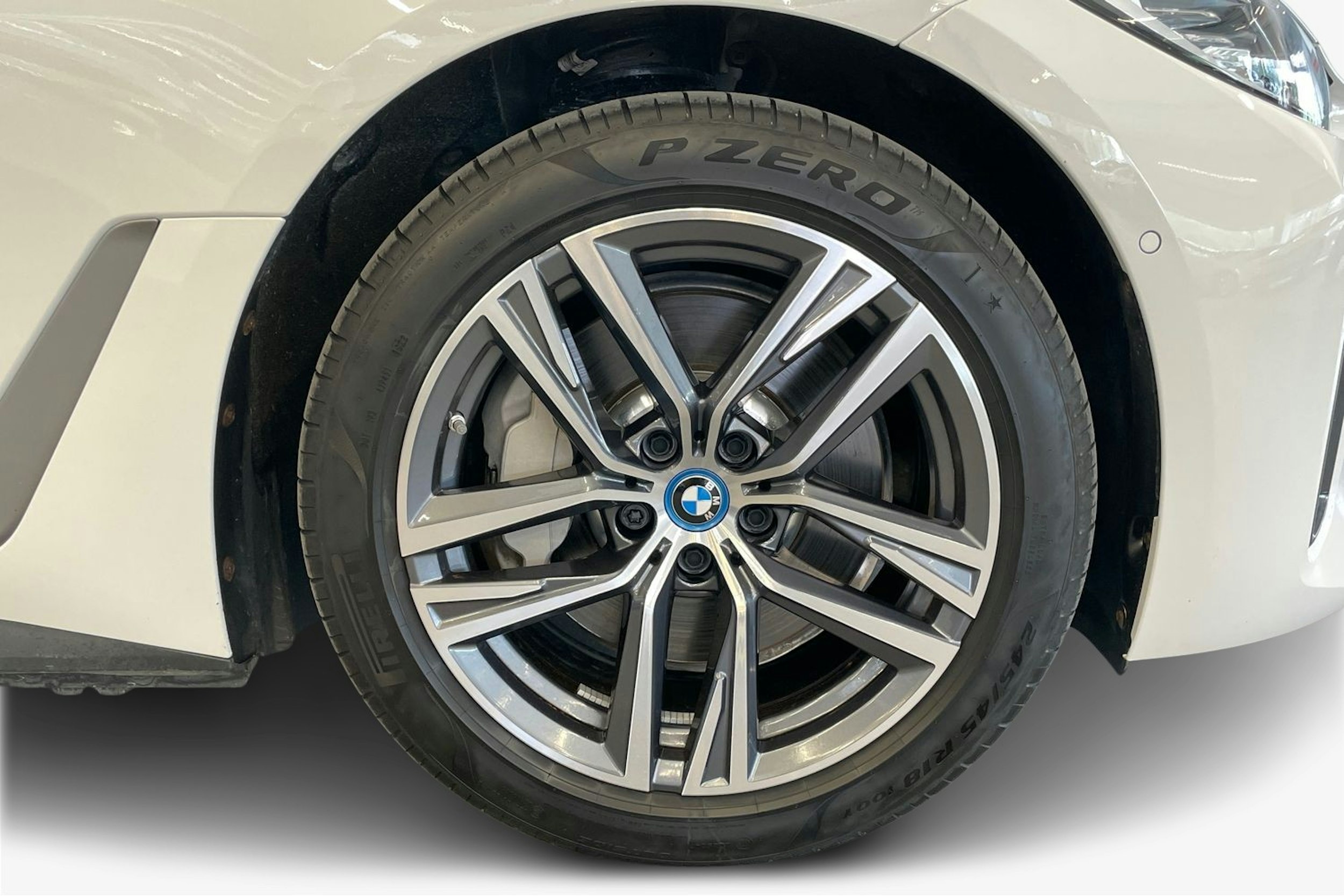 Valkoinen BMW i4 2022 kuva 11.