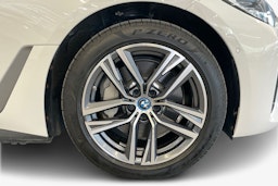 Valkoinen BMW i4 2022 kuva 11.