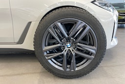 Valkoinen BMW i4 2022 kuva 13.