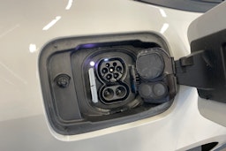 Valkoinen BMW i4 2022 kuva 14.