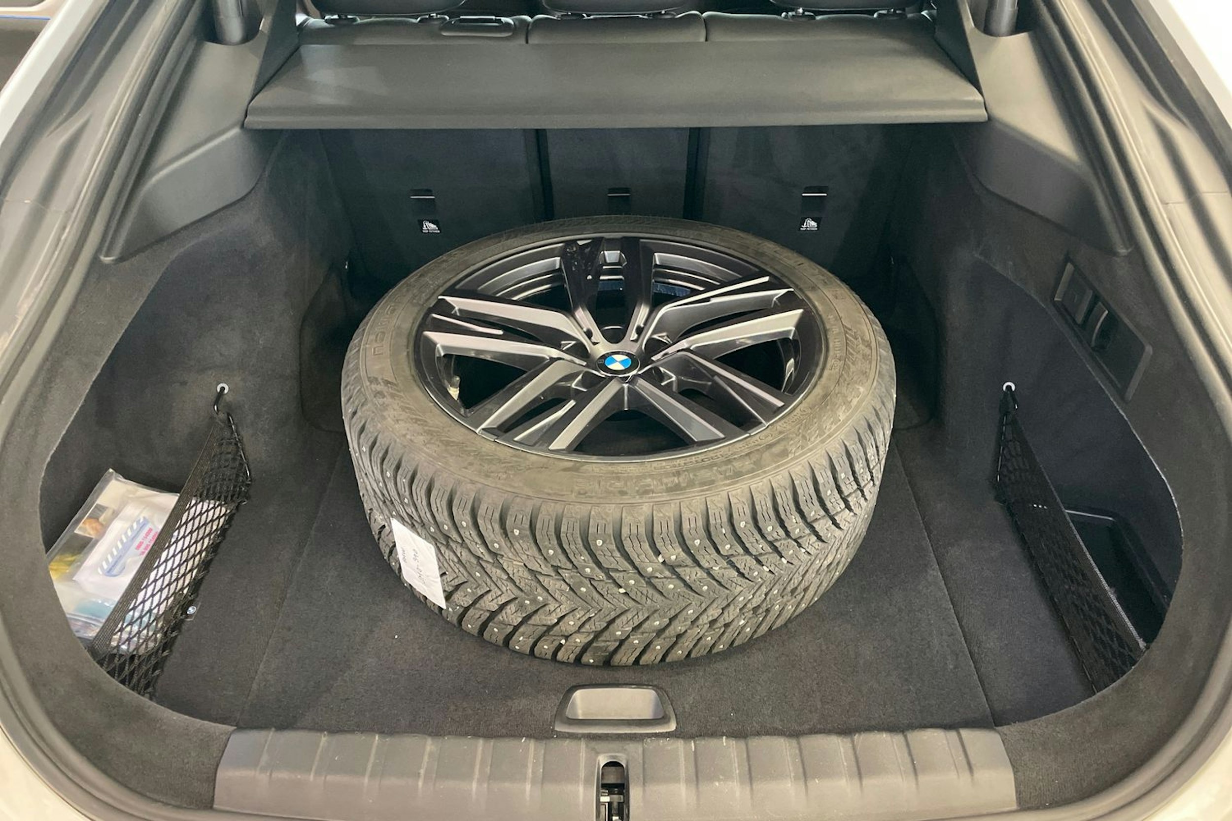 Valkoinen BMW i4 2022 kuva 16.