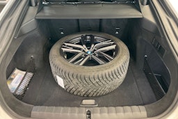 Valkoinen BMW i4 2022 kuva 16.