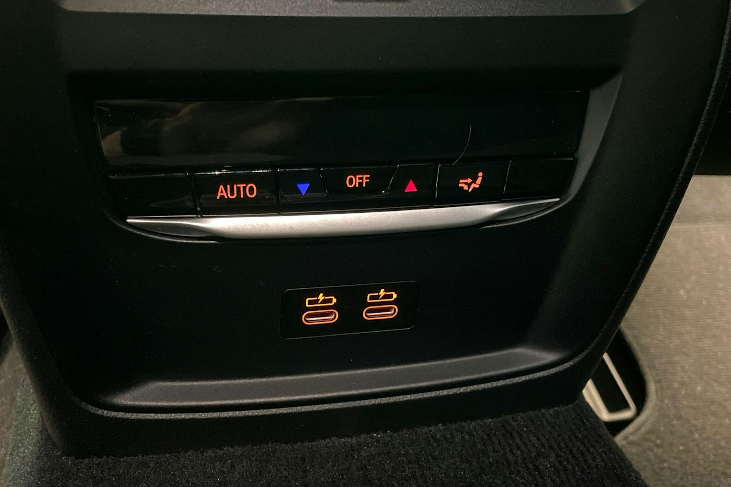 Valkoinen BMW i4 2022 kuva 18.