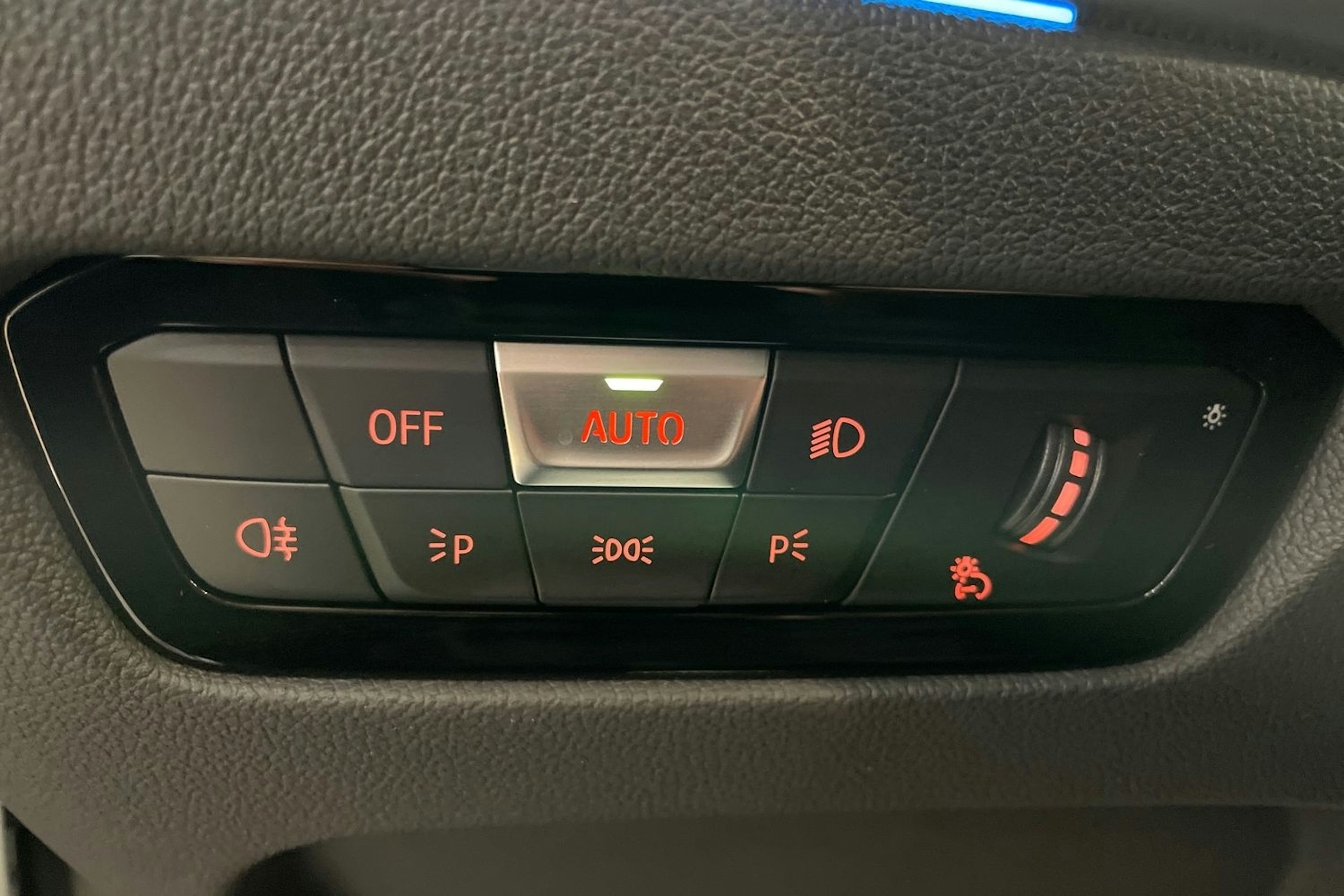 Valkoinen BMW i4 2022 kuva 20.