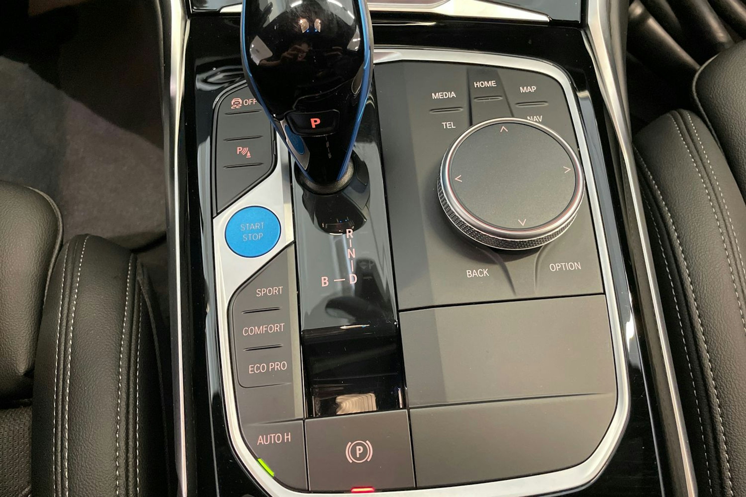 Valkoinen BMW i4 2022 kuva 23.