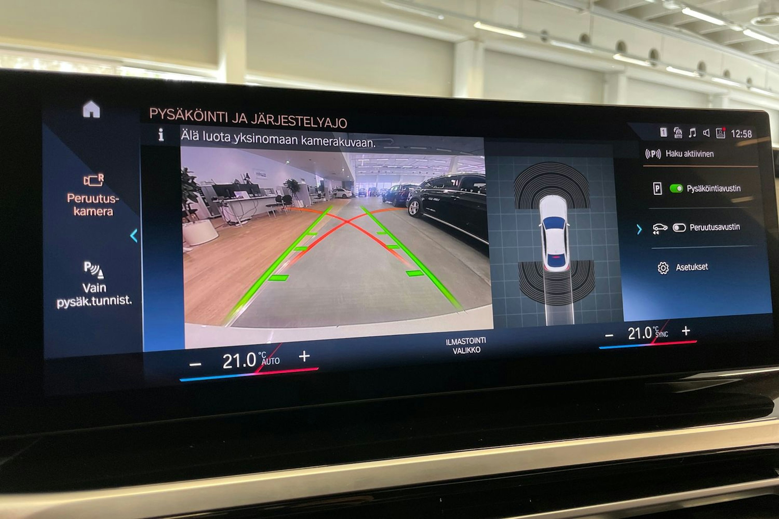 Valkoinen BMW i4 2022 kuva 24.