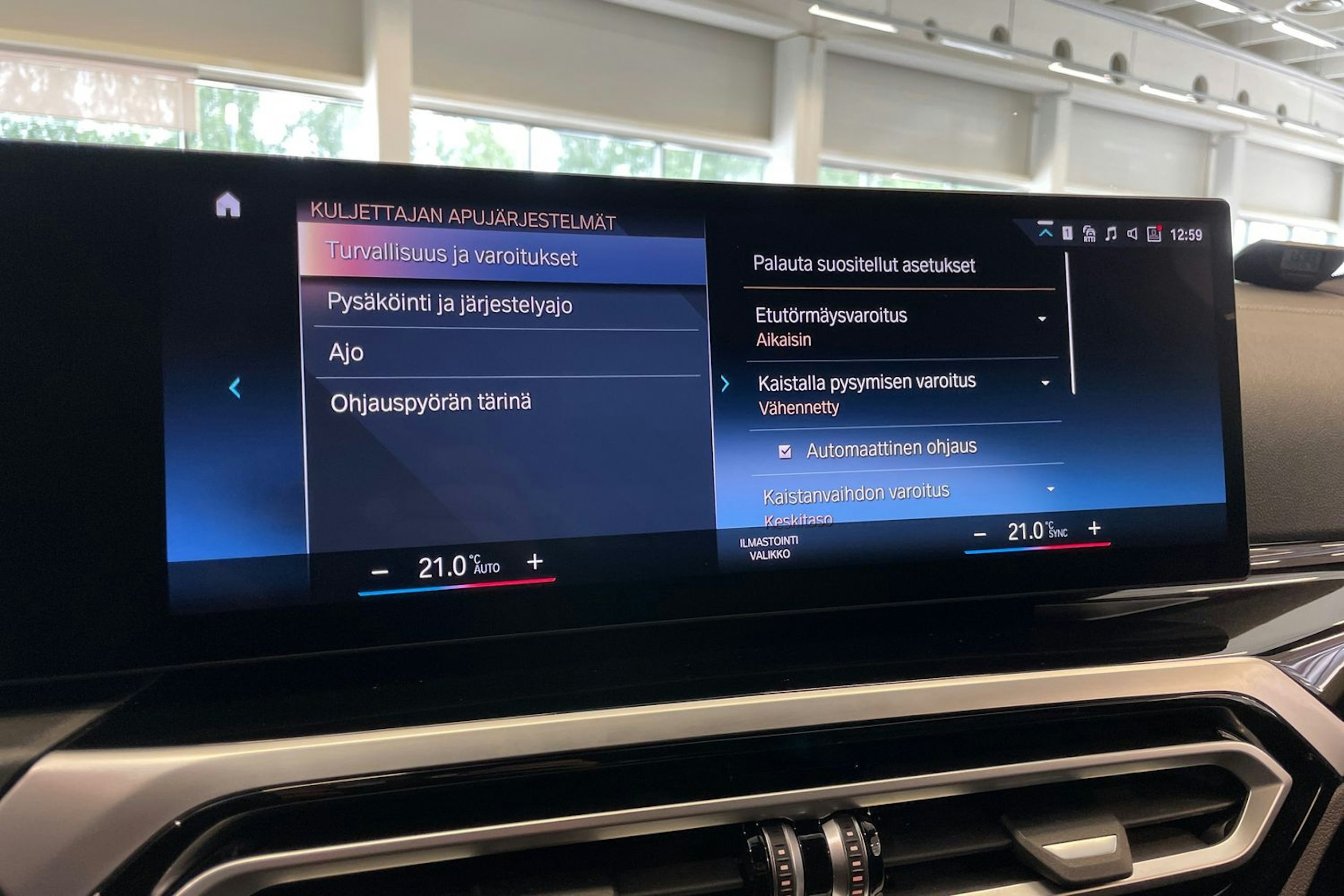 Valkoinen BMW i4 2022 kuva 27.