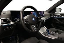 sininen BMW i4 2022 kuva 7.