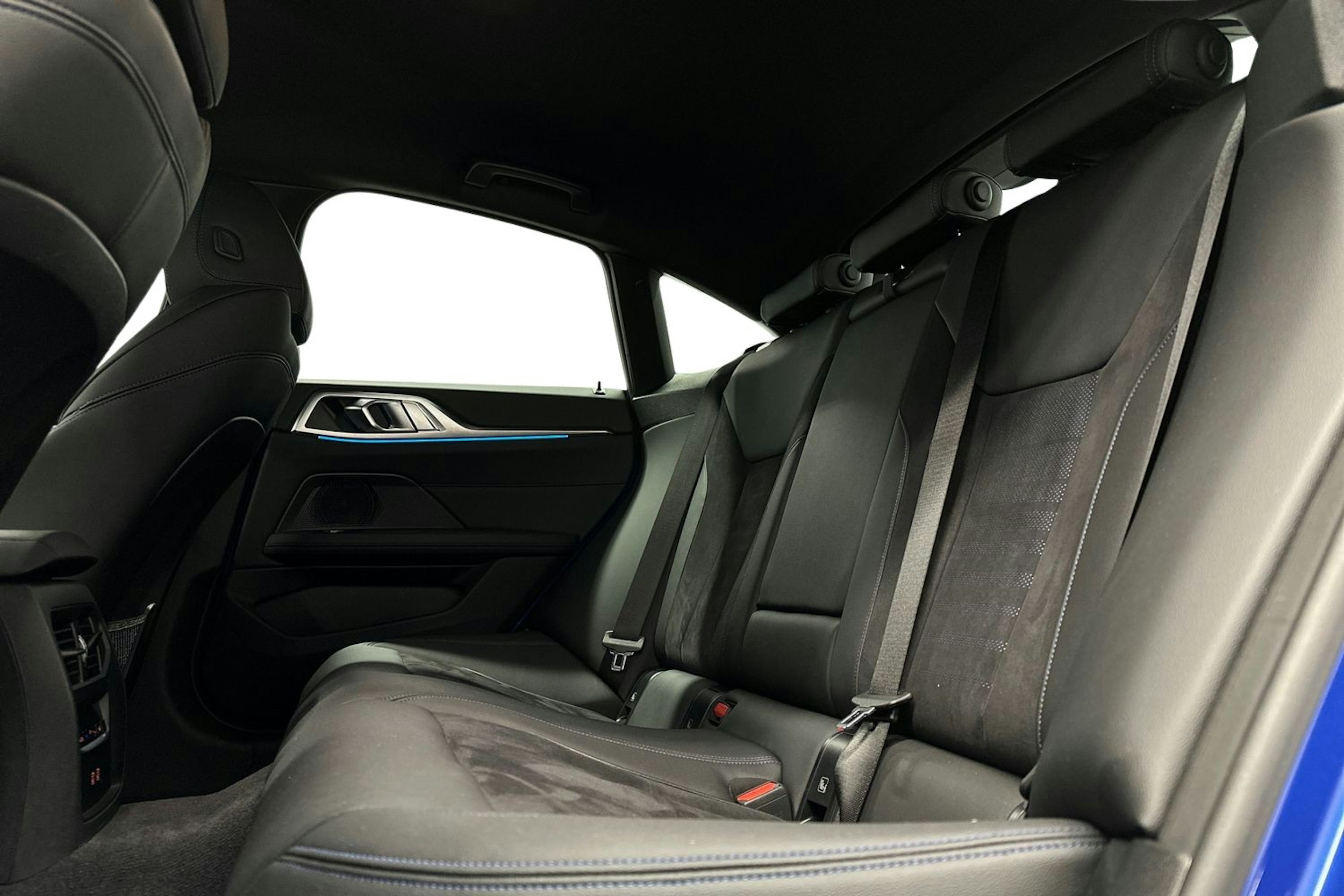 sininen BMW i4 2022 kuva 10.