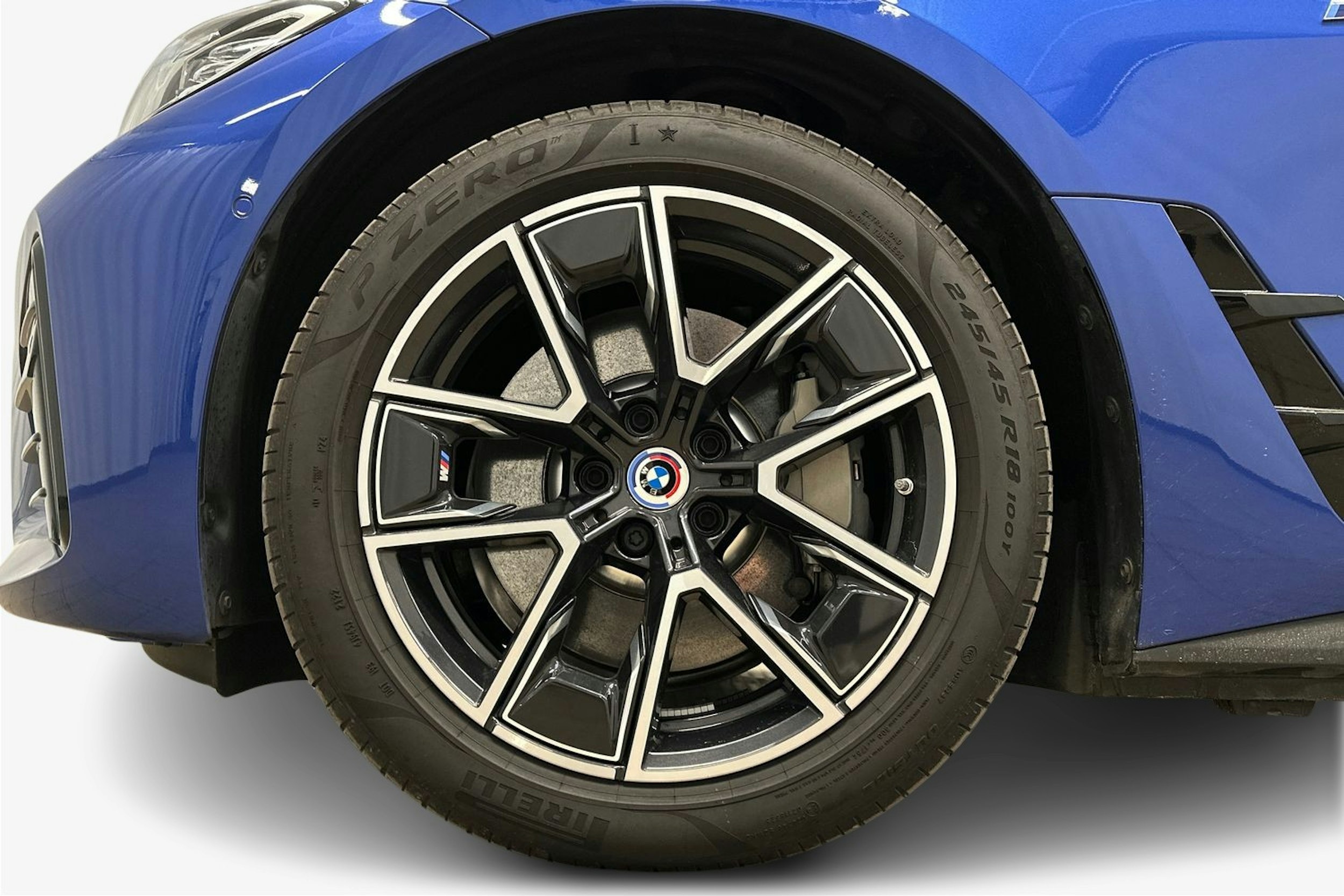 sininen BMW i4 2022 kuva 11.