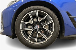 sininen BMW i4 2022 kuva 11.