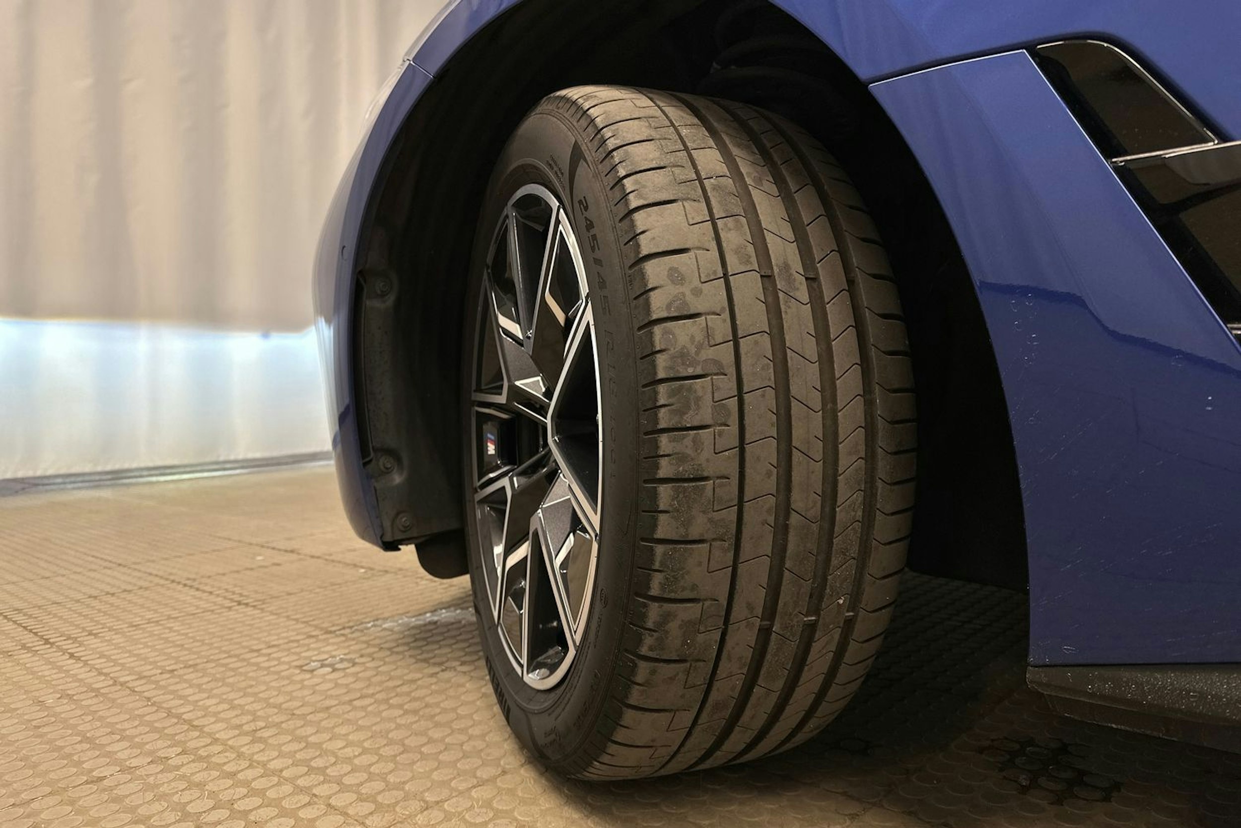 sininen BMW i4 2022 kuva 13.
