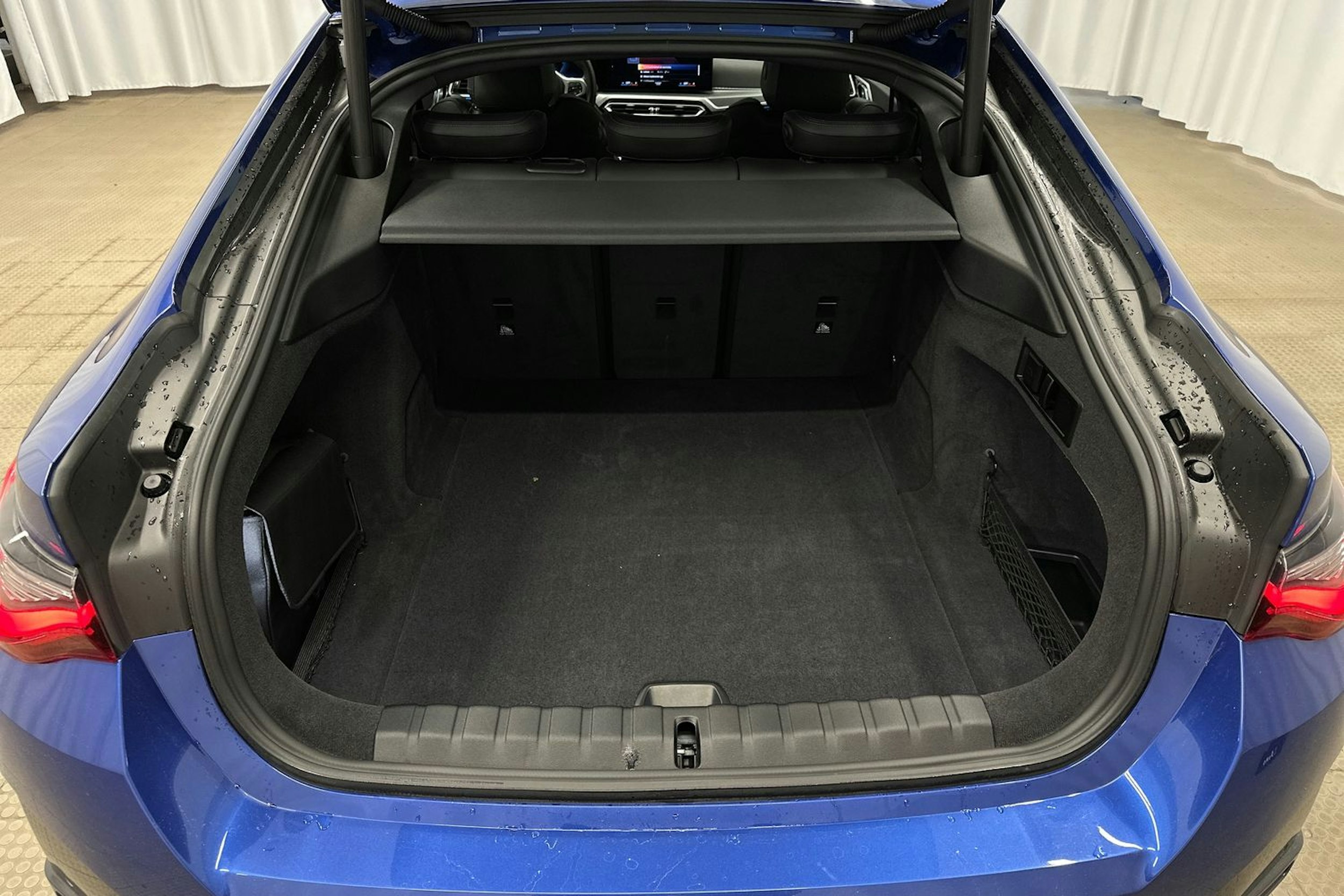 sininen BMW i4 2022 kuva 14.