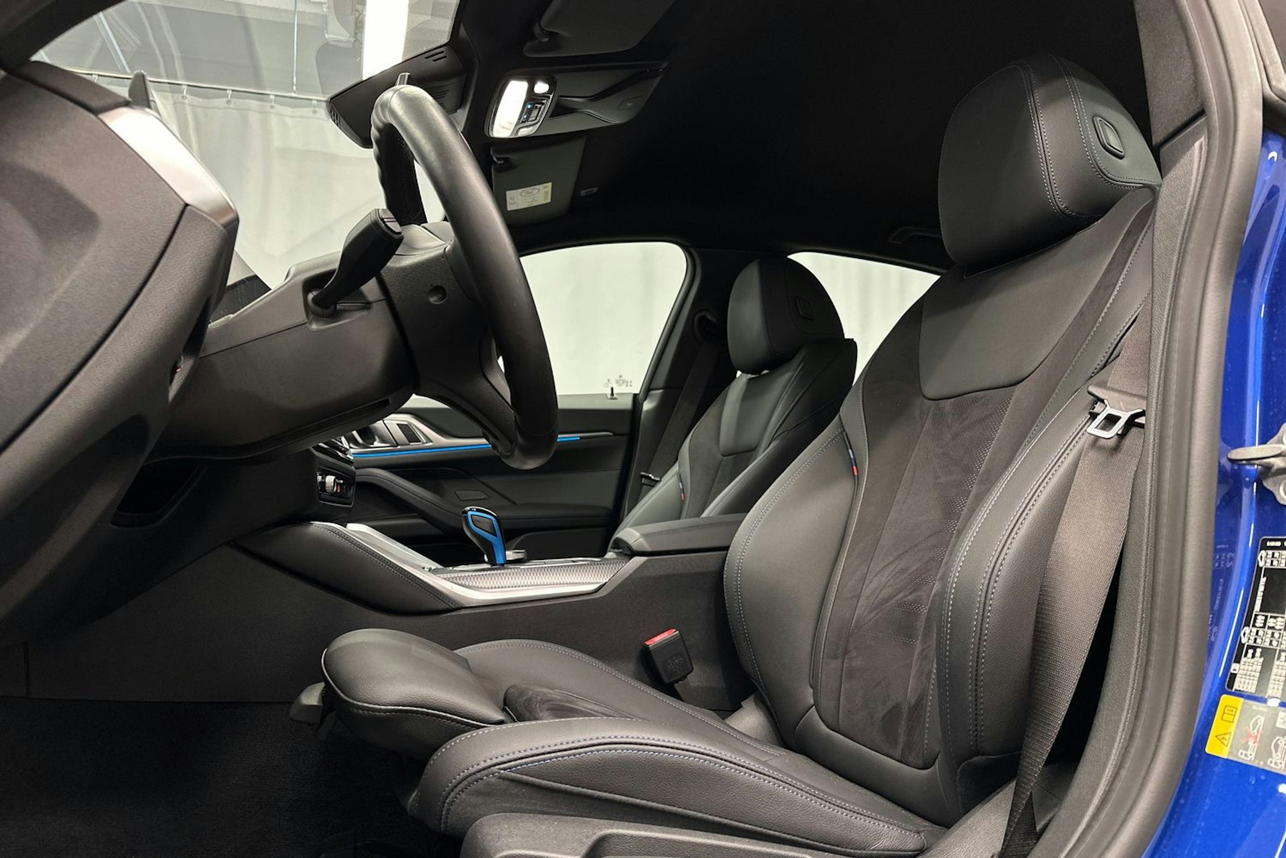 sininen BMW i4 2022 kuva 16.