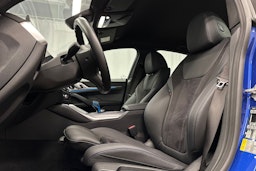 sininen BMW i4 2022 kuva 16.
