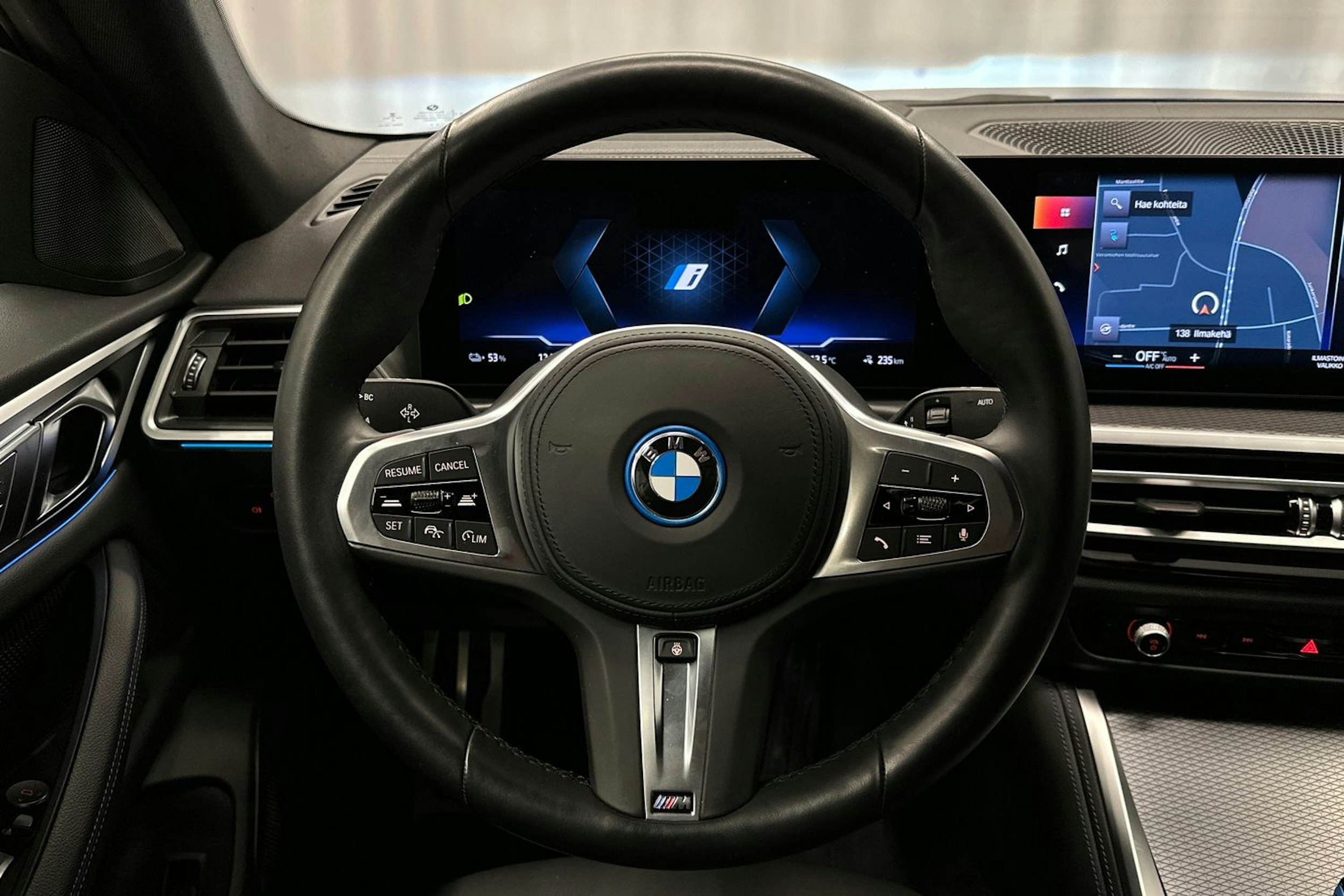 sininen BMW i4 2022 kuva 17.
