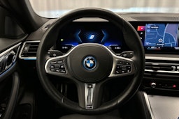 sininen BMW i4 2022 kuva 17.
