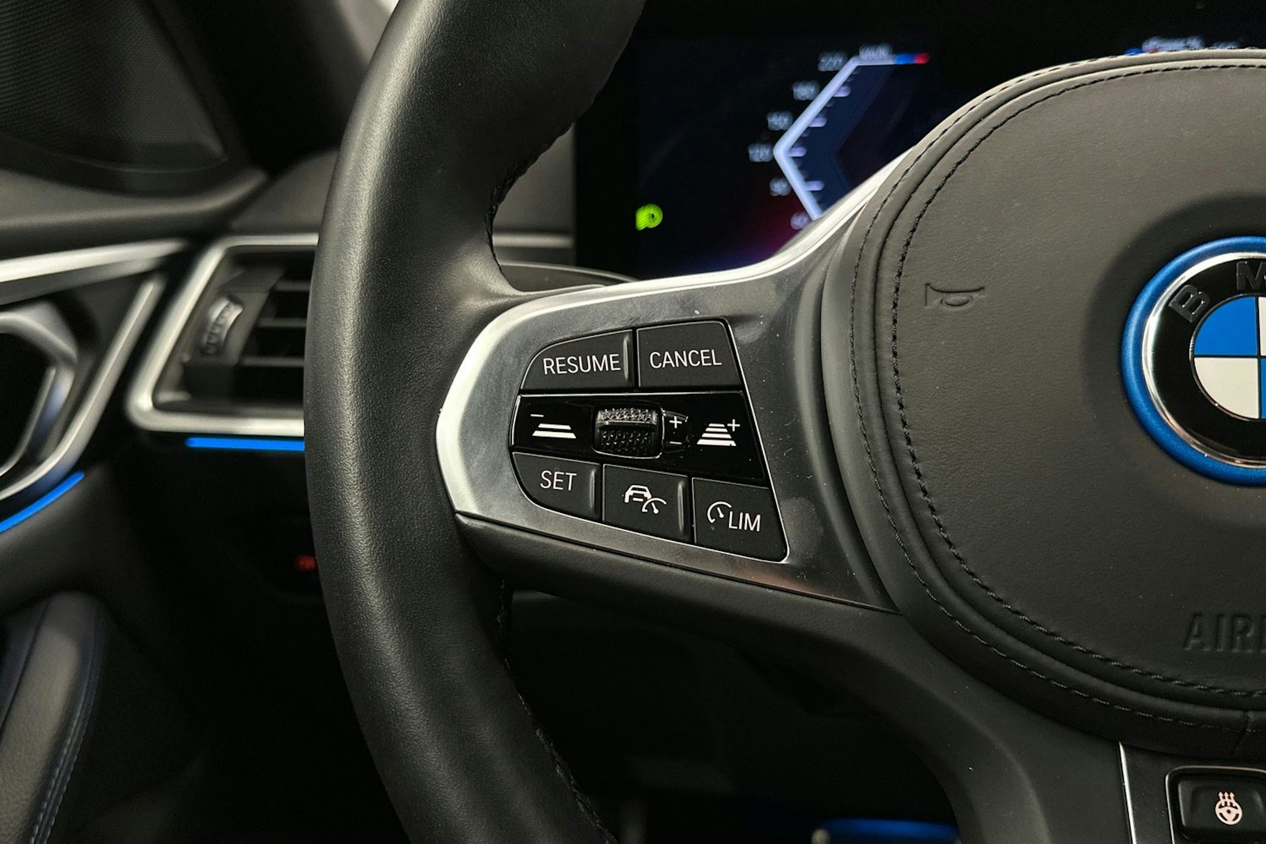 sininen BMW i4 2022 kuva 18.