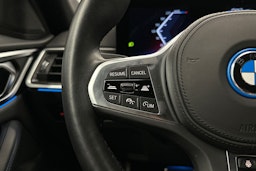 sininen BMW i4 2022 kuva 18.