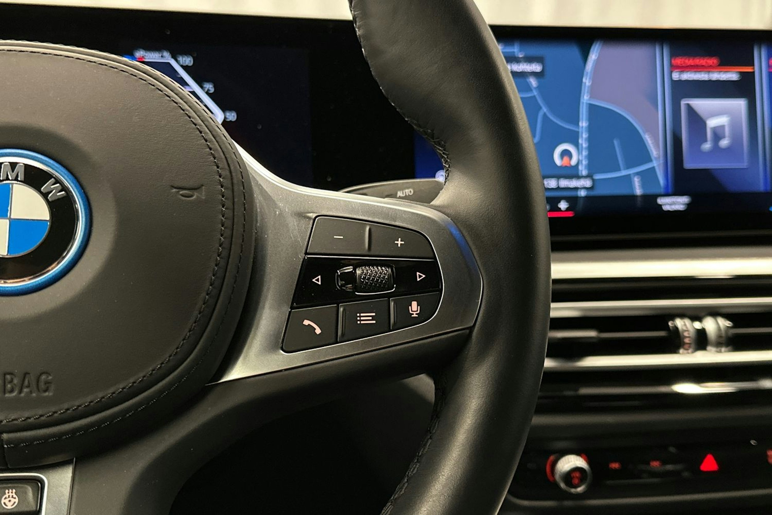 sininen BMW i4 2022 kuva 19.